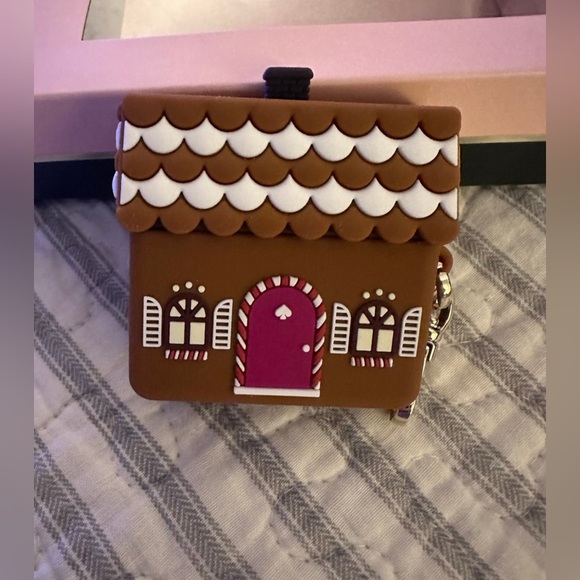 Kate Spade Gingerbread House Holiday Airpod 3rd Generation Silicon Case nib - Picture 5 of 5